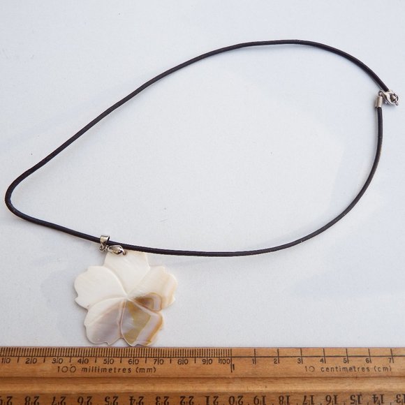 8.8grams Mother Of Pearl Carved And Polished Flower Design NeckLace - Picture 1 of 9
